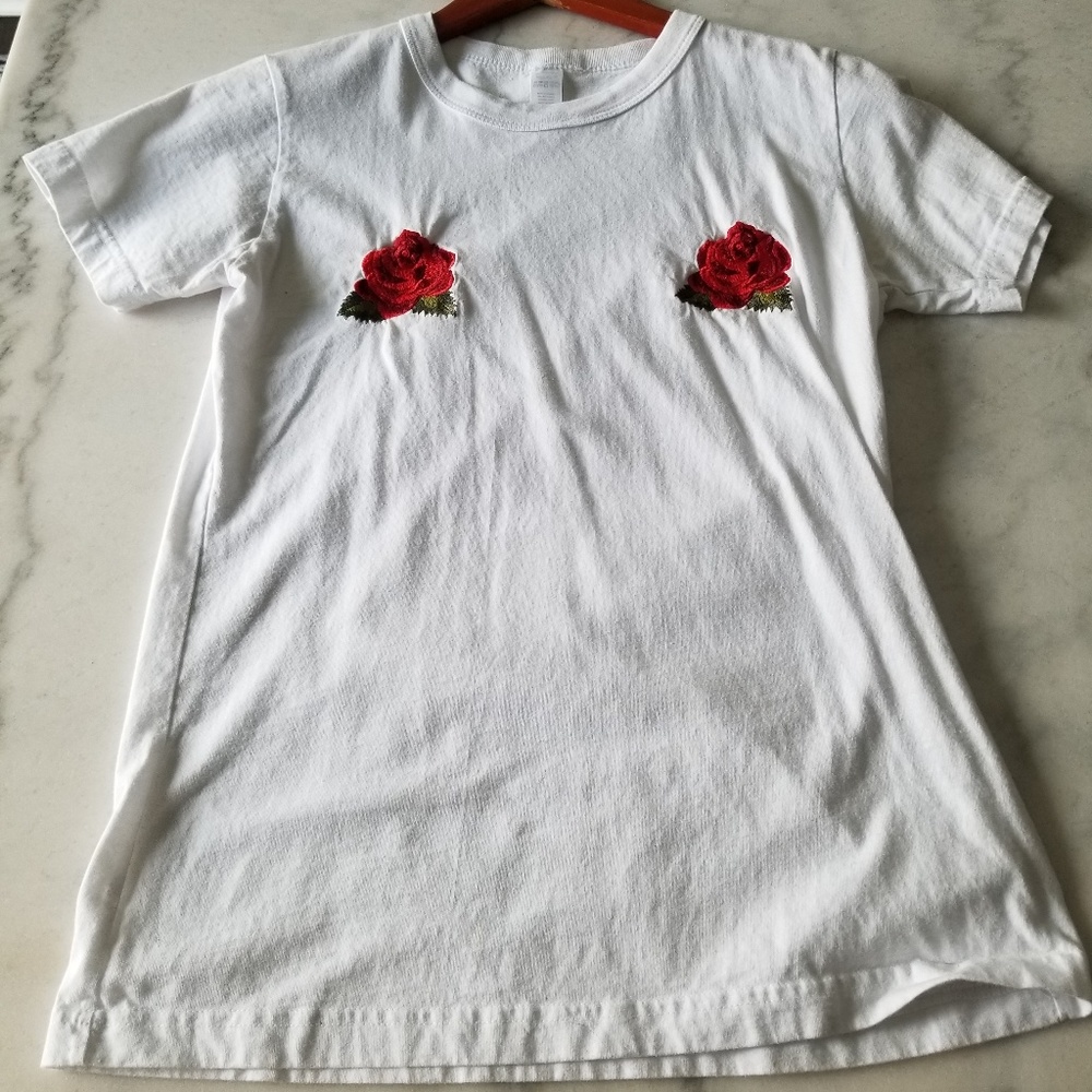 Rose tits tee